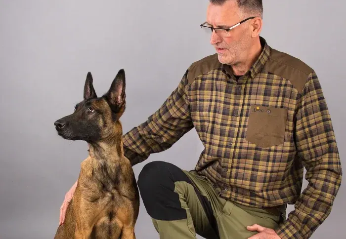 Maik Briege mit Spürhunden
